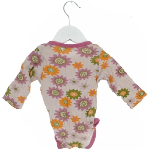 Blomster-print bodystocking til baby fra Me Too (str. 62)
