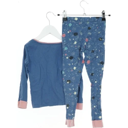 Blå pyjamassæt med kattemotiv fra Poco Piano (str. 110)