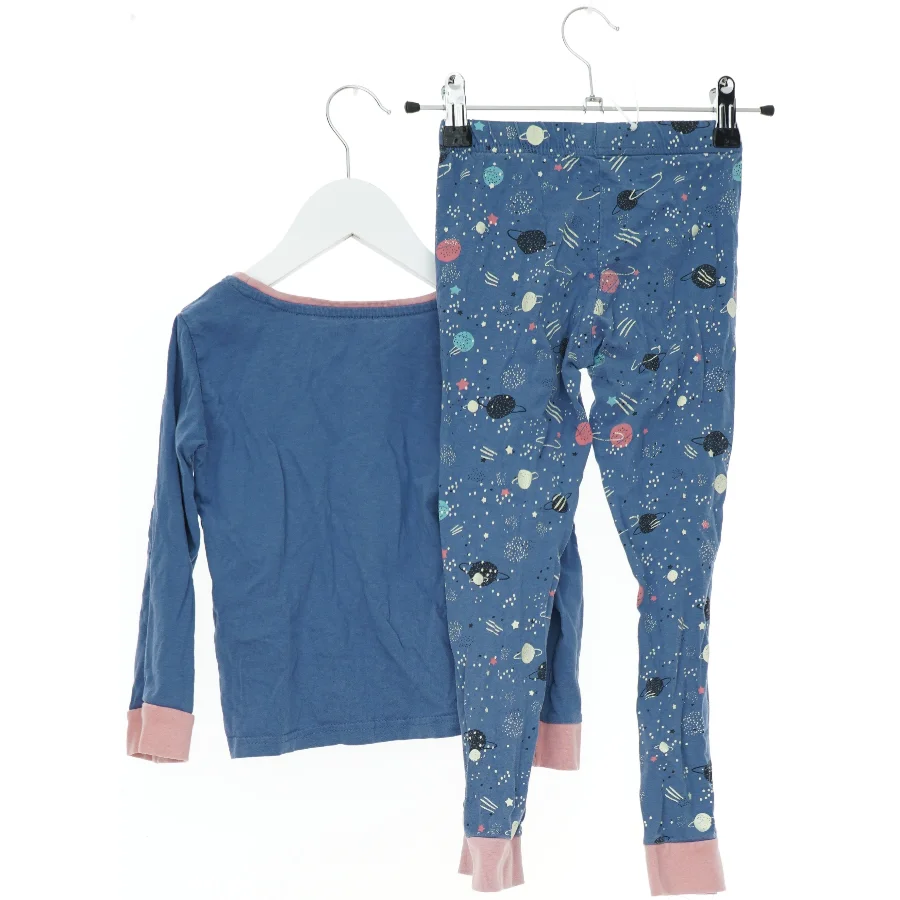 Blå pyjamassæt med kattemotiv fra Poco Piano (str. 110)