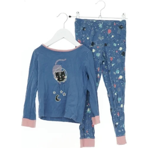 Blå pyjamassæt med kattemotiv fra Poco Piano (str. 110)