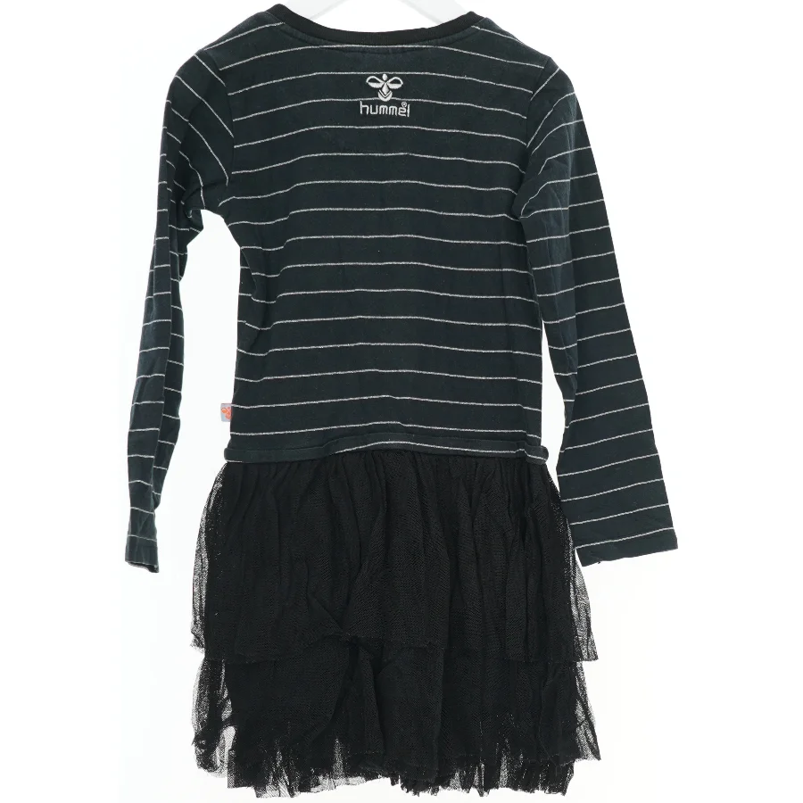 Hummel - Sort stribet kjole med pailletmotiv og tylskørt fra Hummel (str. 116)