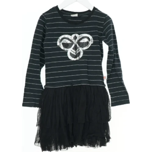 Hummel - Sort stribet kjole med pailletmotiv og tylskørt fra Hummel (str. 116)