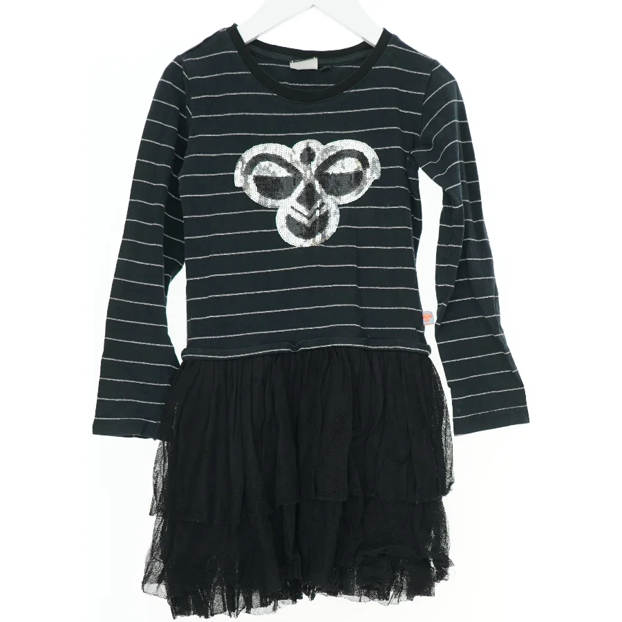 Hummel - Sort stribet kjole med pailletmotiv og tylskørt fra Hummel (str. 116)