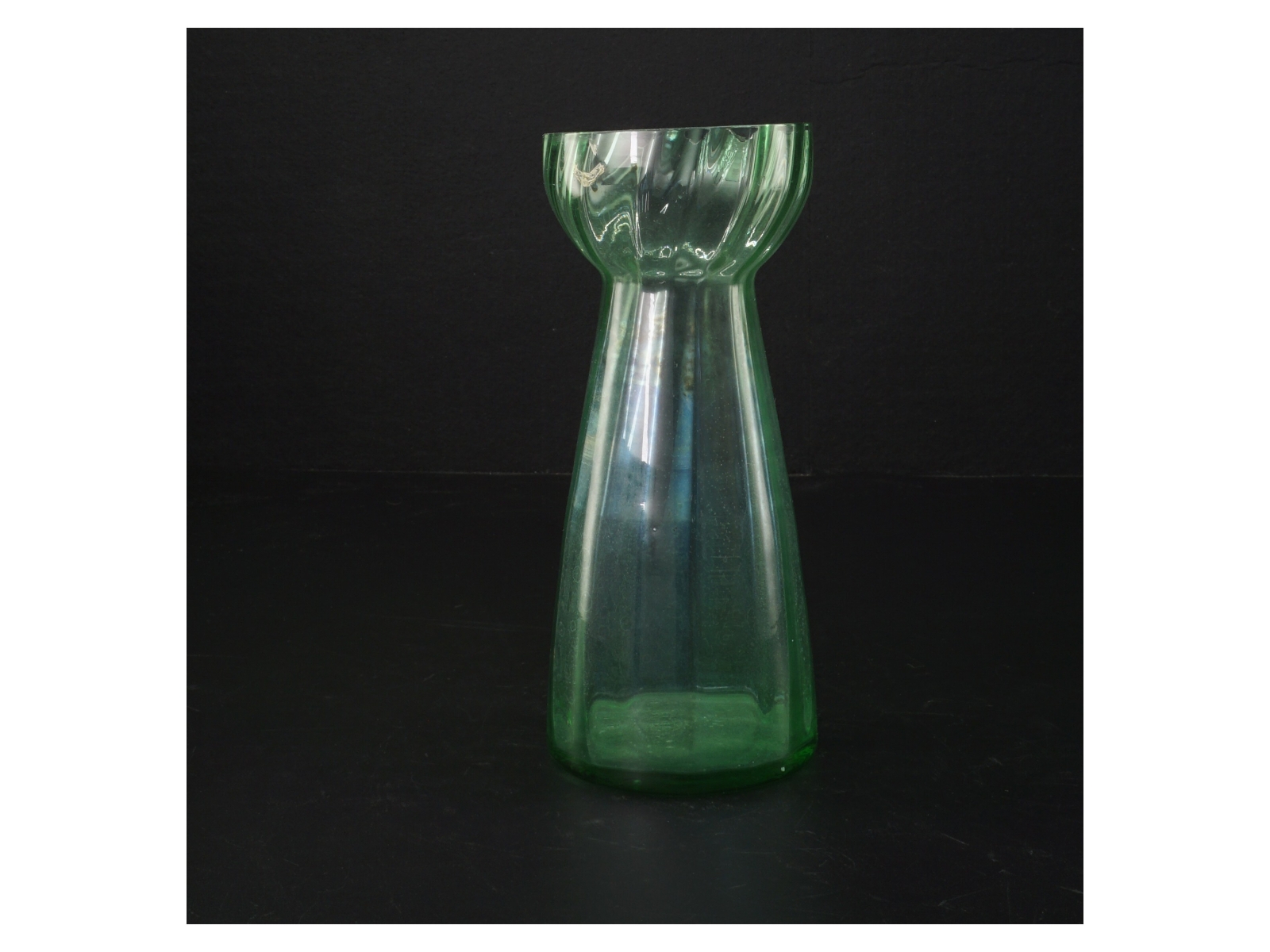 Grøn glasvase (str. H. 18 cm. ø 8 cm)