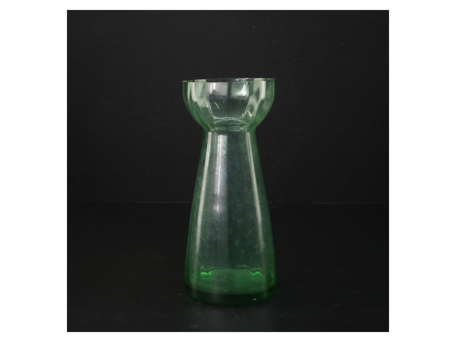 Grøn glasvase (str. H 18 cm, ø 8 cm)