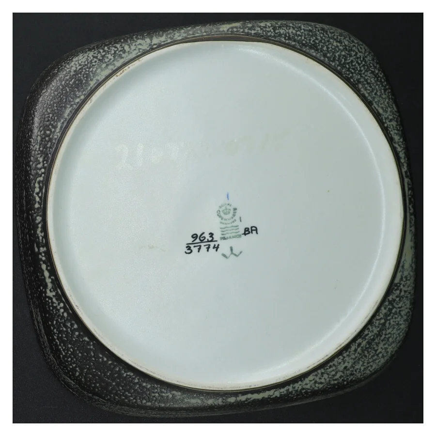 Vintage sort og hvid keramikfad 964-3774 fra Royal Copenhagen (str. 21,5 cm)