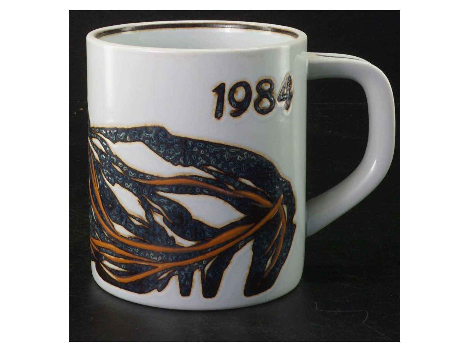 Porcelænskrus med kunstnerisk dekoration, 1984 fra Royal Copenhagen (str. 11,5 cm)