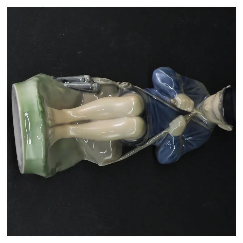 Figur 905 fra Royal Copenhagen (str. 18 cm)