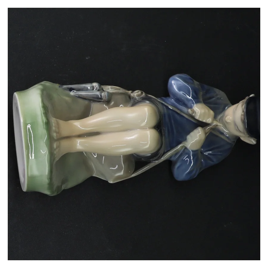 Figur 905 fra Royal Copenhagen (str. 18 cm)