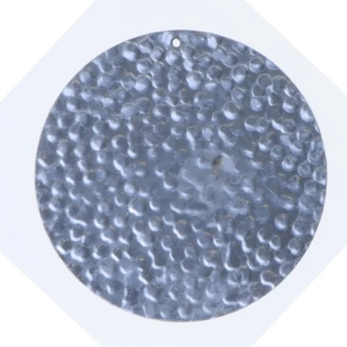 Hamret metalvedhæng (str. Ø 5 komma 4 cm)