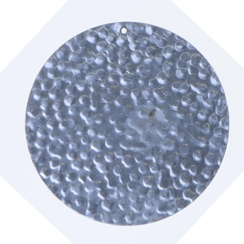 Hamret metalvedhæng (str. Ø 5 komma 4 cm)