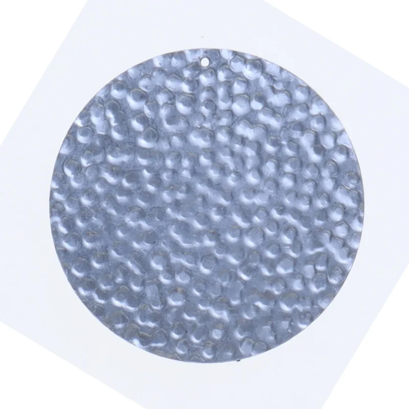 Hamret metalvedhæng (str. Ø 5 komma 4 cm)