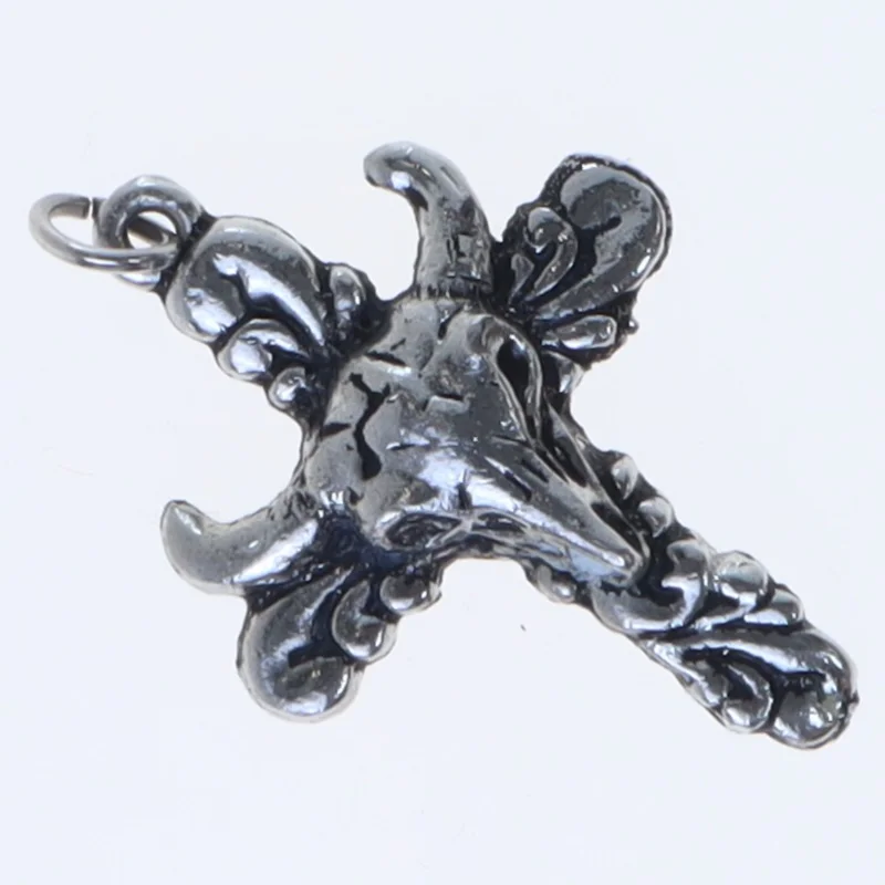 Sølvfarvet vedhæng (str. 5 komma en x 3 komma 8 cm)