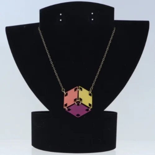 Farverig geometrisk halskæde (str. 67 cm)