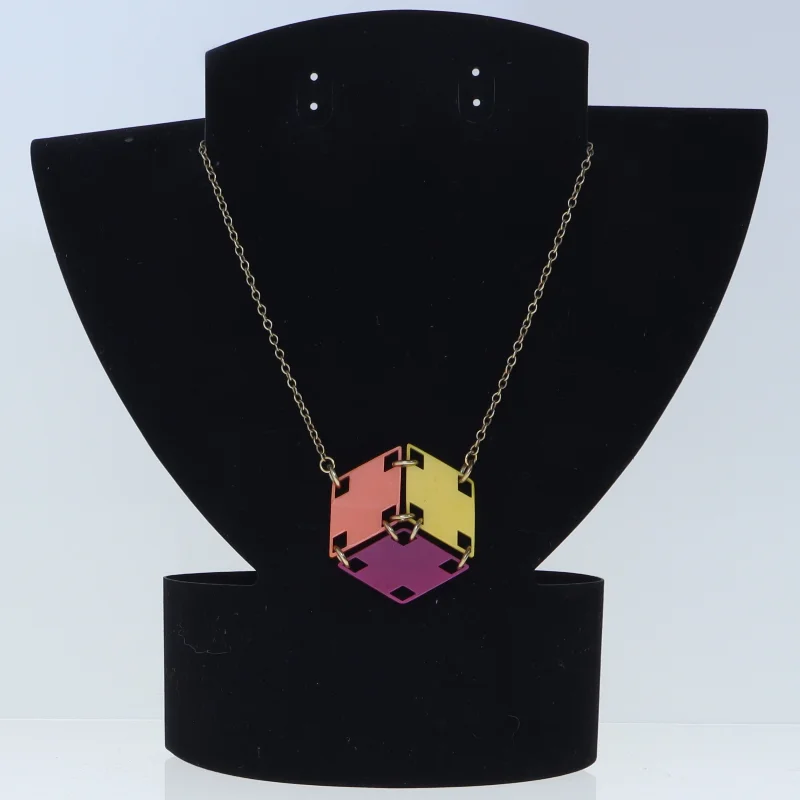 Farverig geometrisk halskæde (str. 67 cm)