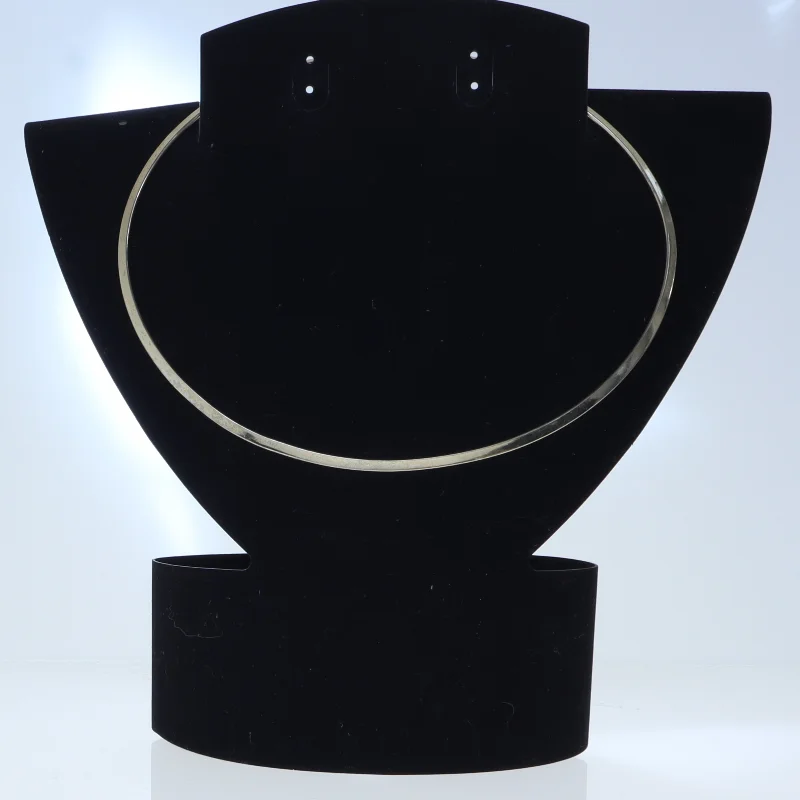 Sølvfarvet halskæde (str. 15 x 13 cm)