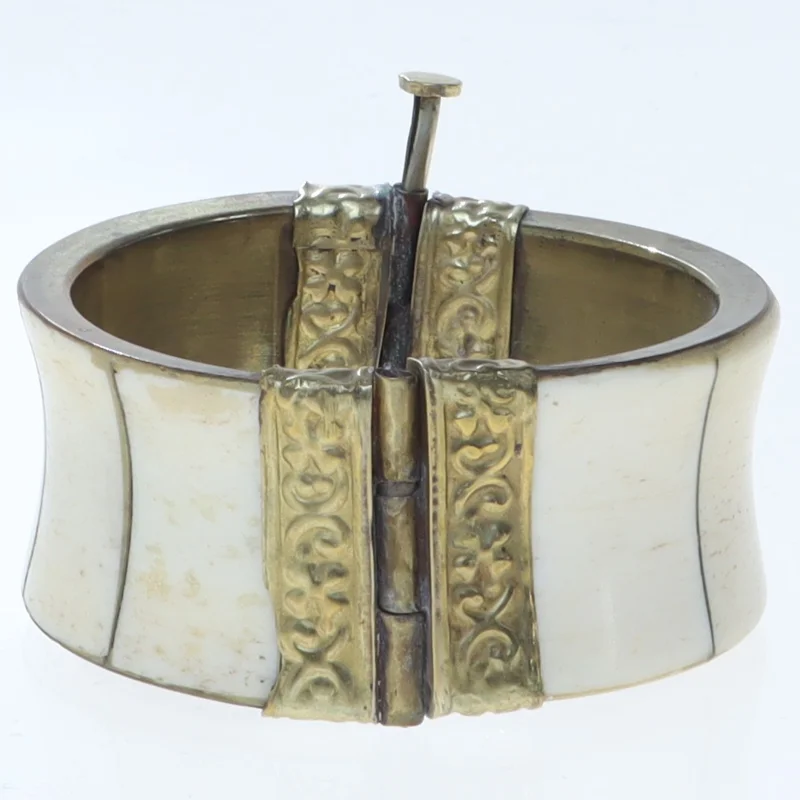 Armbånd i ben og metal (str. Ø 5 komma 9 cm)