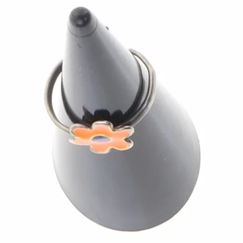 Ring med blomstermotiv (str. Diameter en og en halv cm)