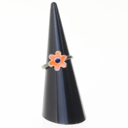 Ring med blomstermotiv (str. Diameter en og en halv cm)