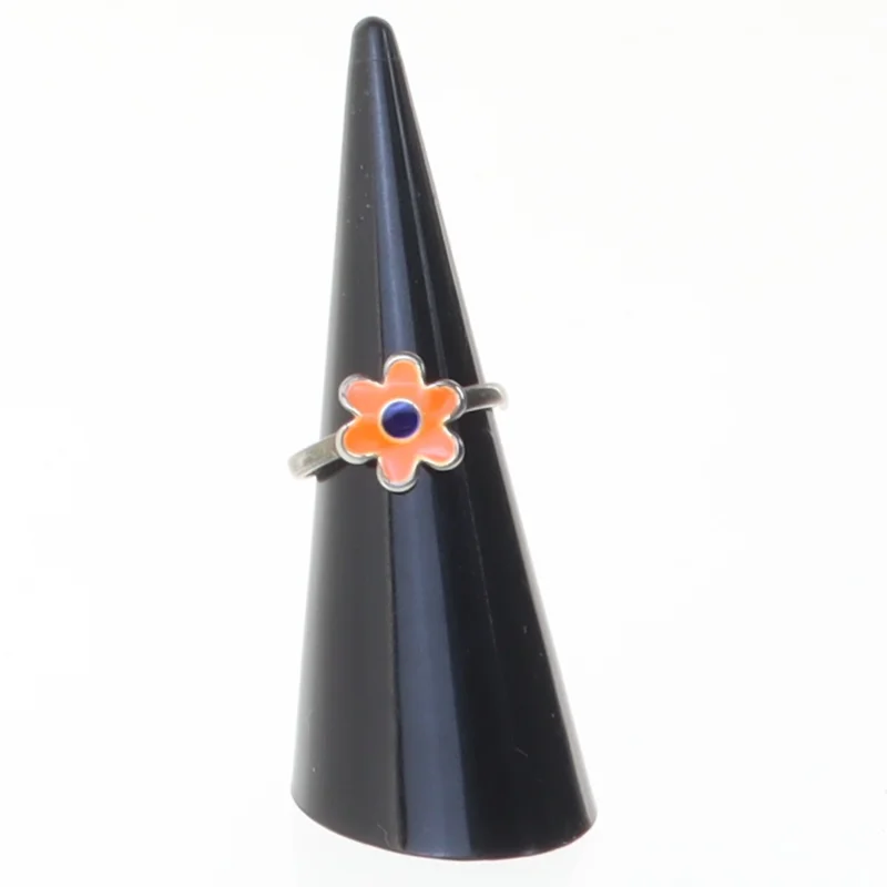 Ring med blomstermotiv (str. Diameter en og en halv cm)