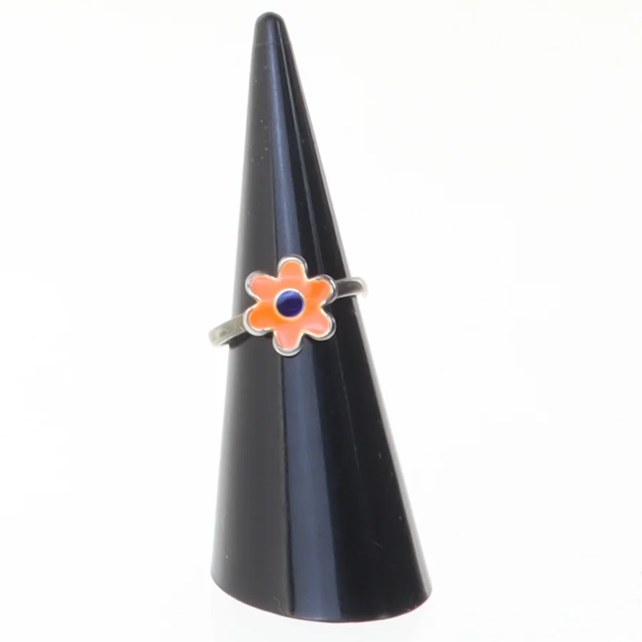 Ring med blomstermotiv (str. Diameter en og en halv cm)