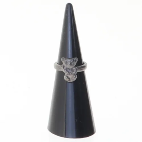 Sølvfarvet ring med bjørnefigur (str. Diameter en og en halv cm)