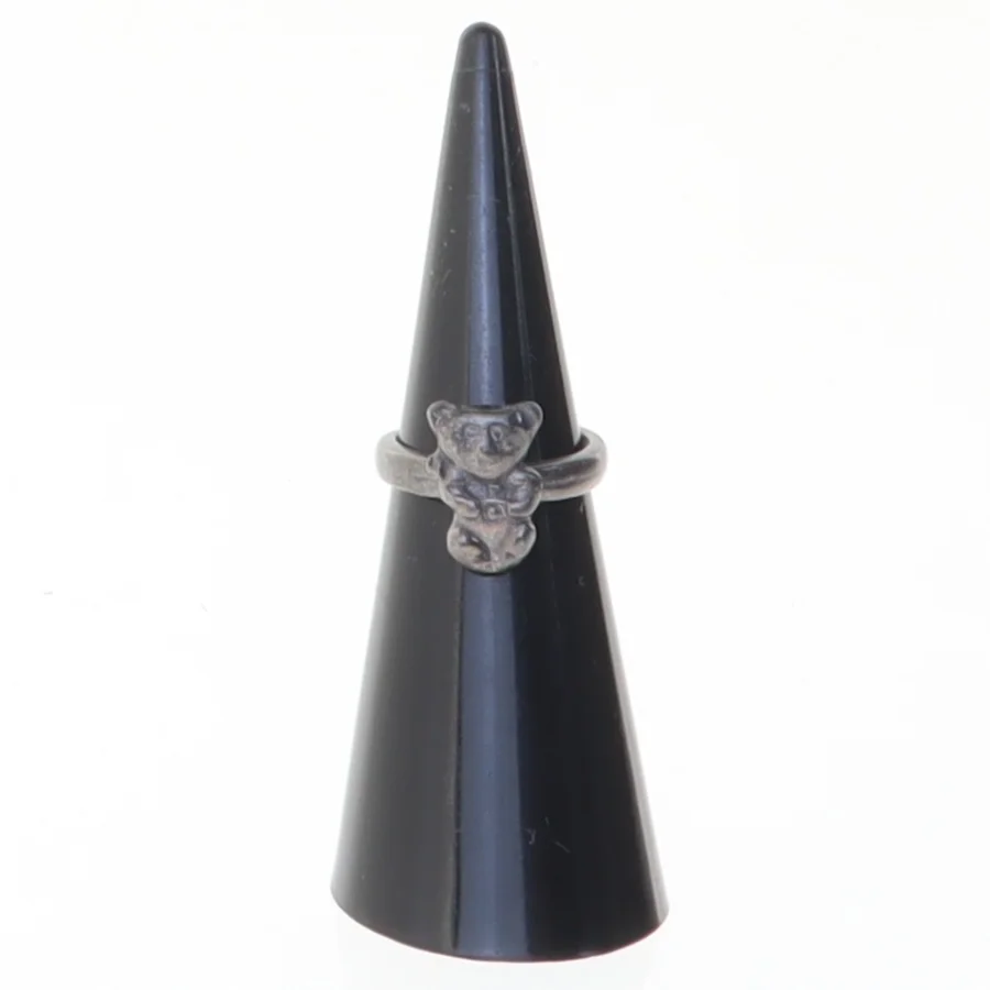 Sølvfarvet ring med bjørnefigur (str. Diameter en og en halv cm)