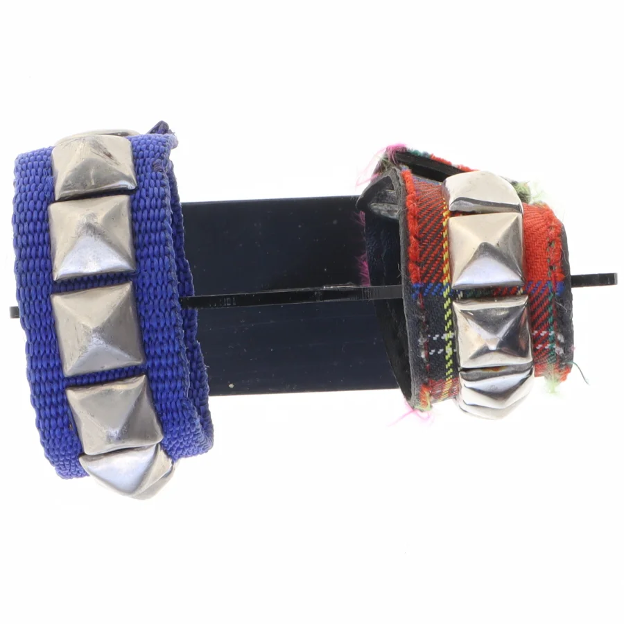 To dekorative armbånd (str. 19 x 2 og en halv cm og 21 x 2 og en halv cm)