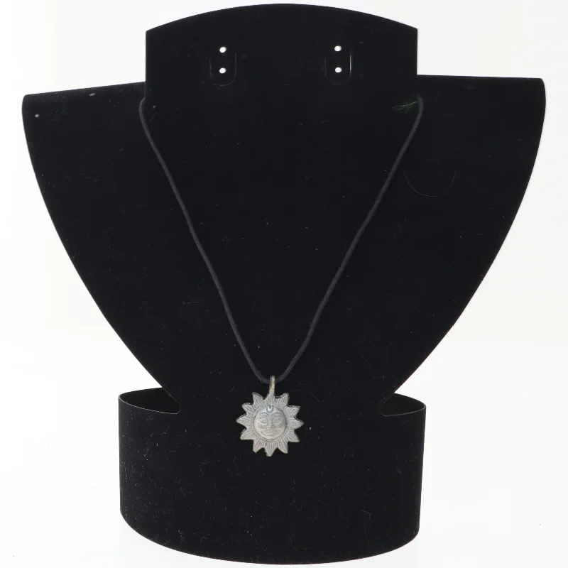 Sølv vedhæng med solmotiv (str. 60 cm)