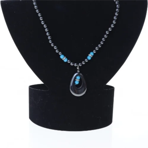 Halskæde med sort og turkis vedhæng (str. 40 cm)