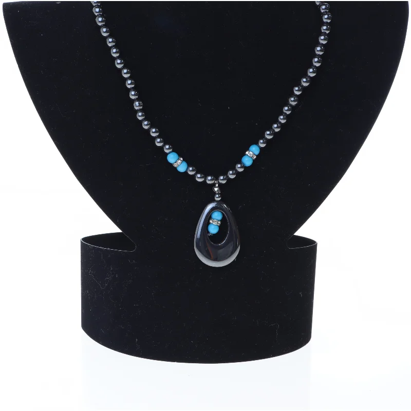 Halskæde med sort og turkis vedhæng (str. 40 cm)