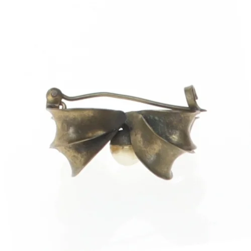 Gammeldags broche med perle (str. 3 x 2,3 cm)