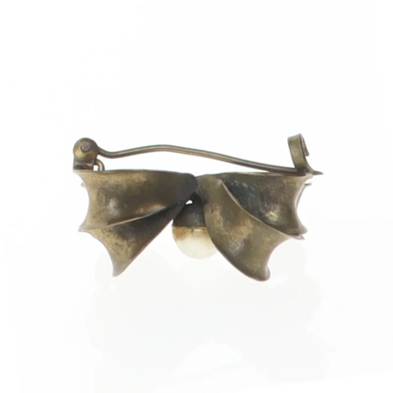 Gammeldags broche med perle (str. 3 x 2,3 cm)