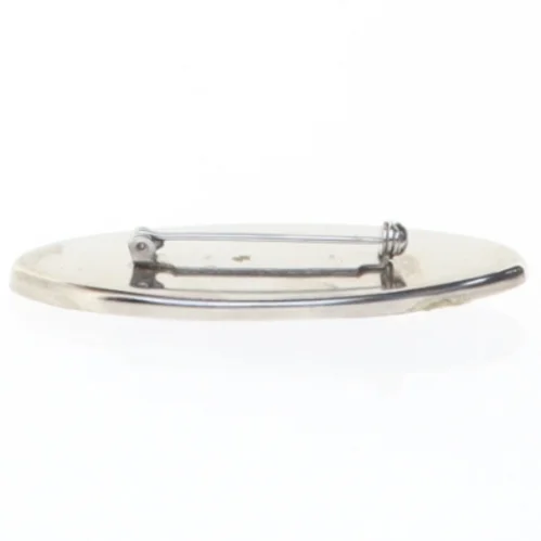 Broche i sølvfarve med lilla emalje og sten (str. 6 x 2,6 cm)