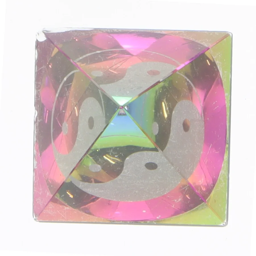 Krystalpyramide med yin og yang-symbol