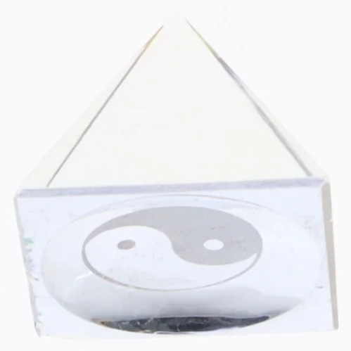 Krystalpyramide med yin og yang-symbol