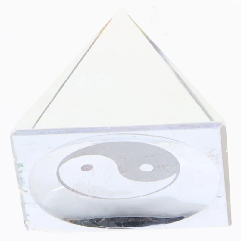 Krystalpyramide med yin og yang-symbol
