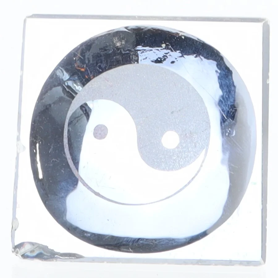 Krystalpyramide med yin og yang-symbol