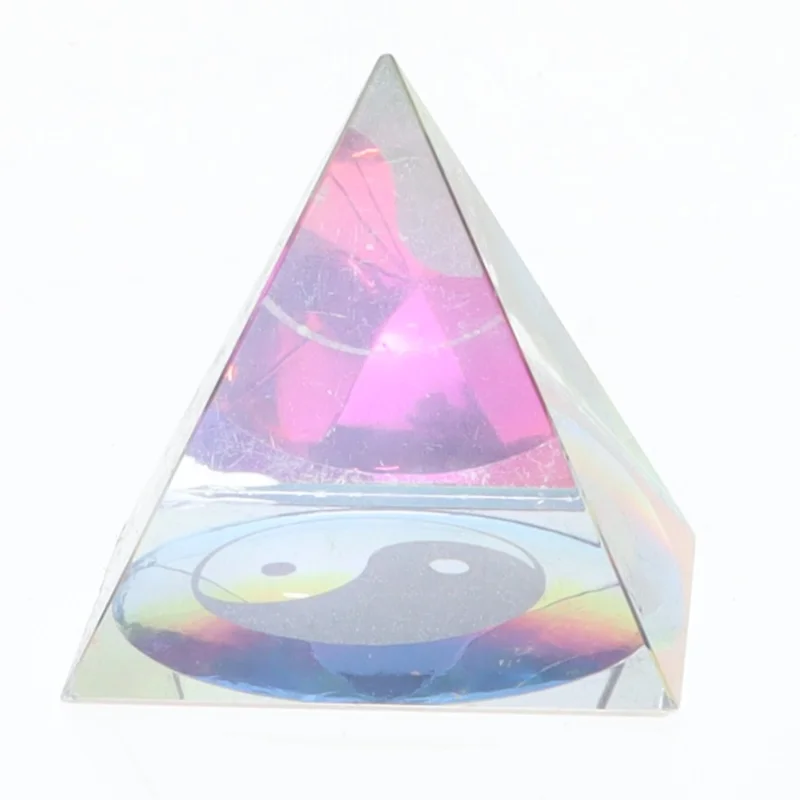 Krystalpyramide med yin og yang-symbol