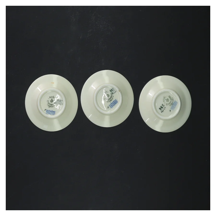 Hjertegræs stel. Sæt af tre små porcelænstallerkener fra Royal Copenhagen (str. Ø 7,5 cm, 3 styk cm)
