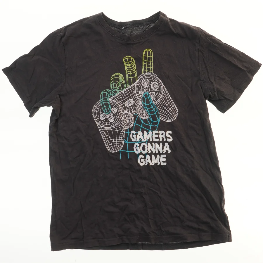 Sort T-shirt med gaming motiv (str.  bryst 47 cm, længde 64 cm)
