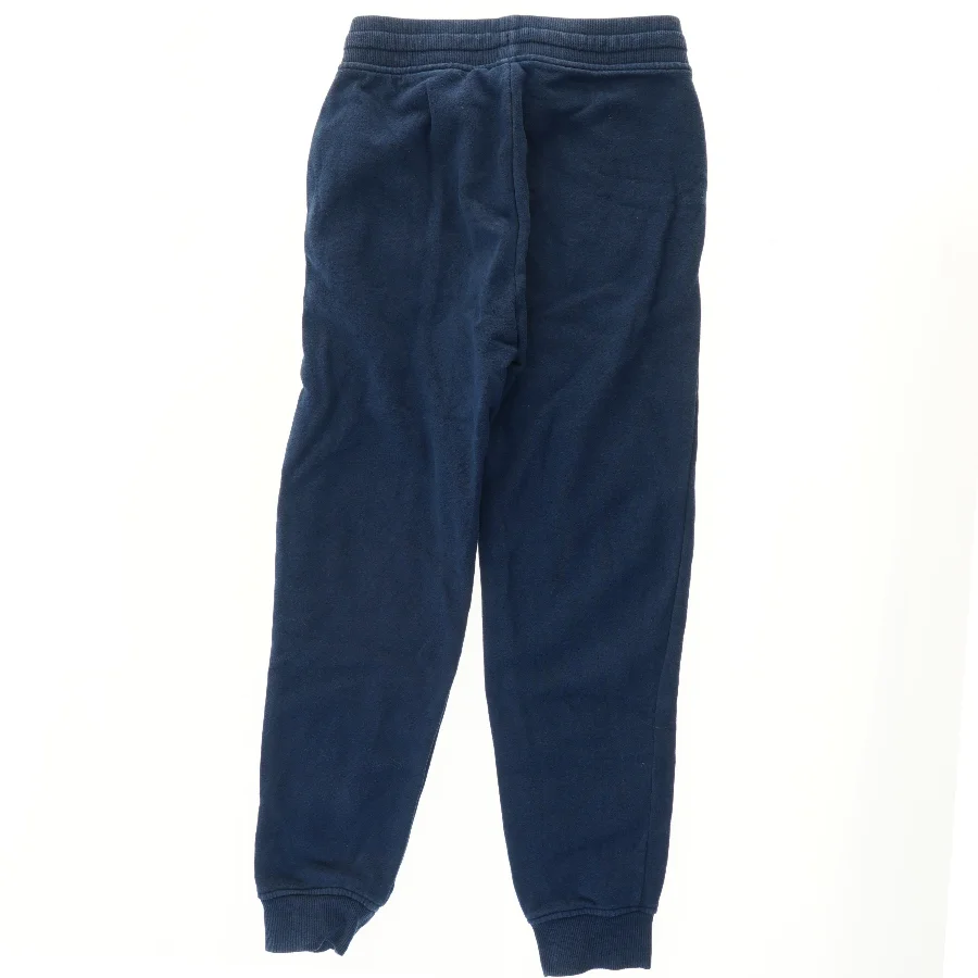 Mørkeblå joggebukser fra H&M (str. 146)