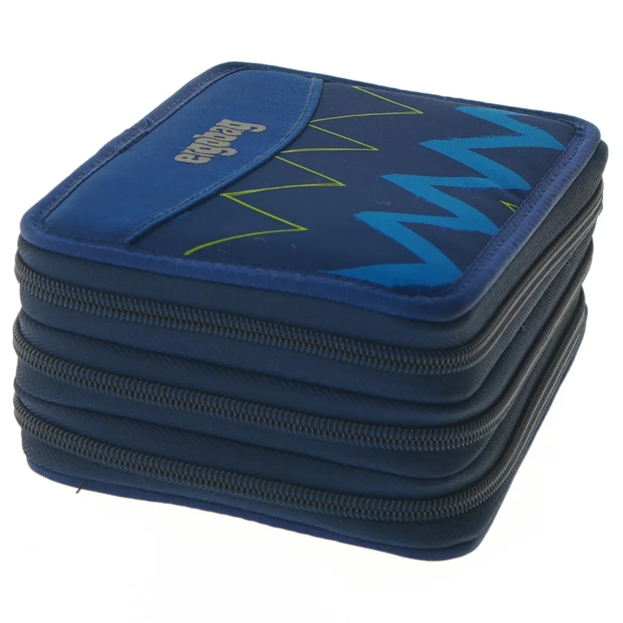 Blå penalhus med farveblyanter og tuscher fra Ergobag (str. 20,5x14 cm)