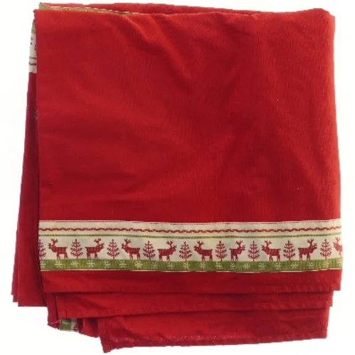 Smuk rød juledug med rensdyrmotiv (str. 316x144 cm)