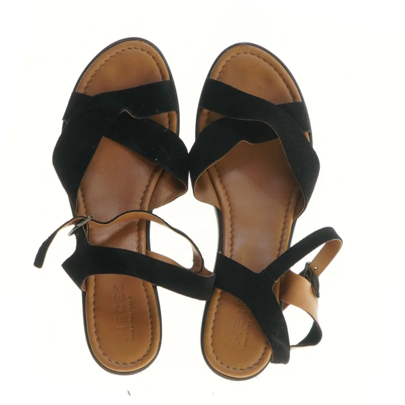 Sort sandaler med plateau fra Pieces (str. 41 )