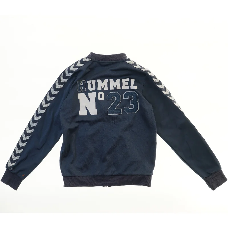 Jakke med lynlås fra Hummel (str. 152)