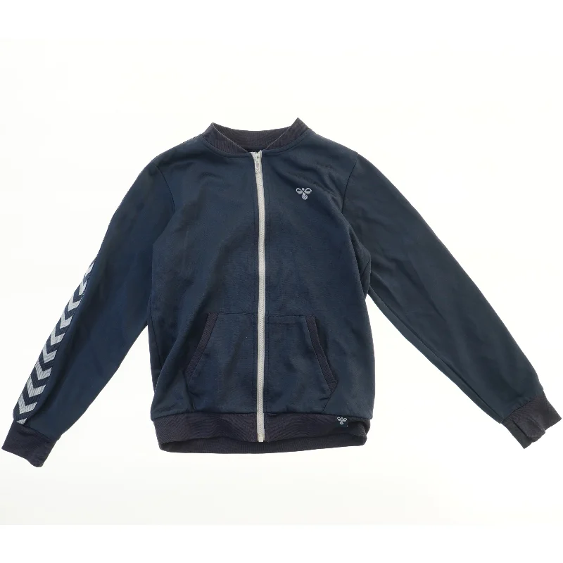 Jakke med lynlås fra Hummel (str. 152)