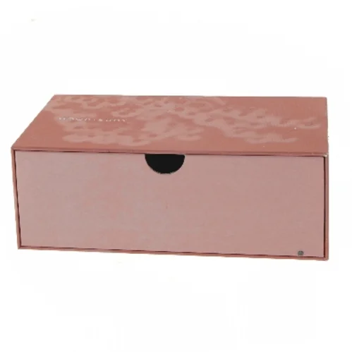 Goodiebox med skønhedsprodukter (str. 24x14,5 cm)