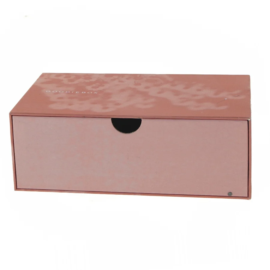 Goodiebox med skønhedsprodukter (str. 24x14,5 cm)