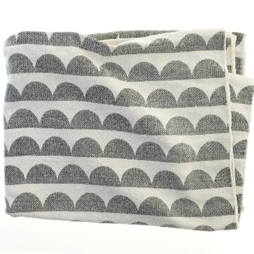 Grå og hvid dug med mønster (str. 188x132 cm)